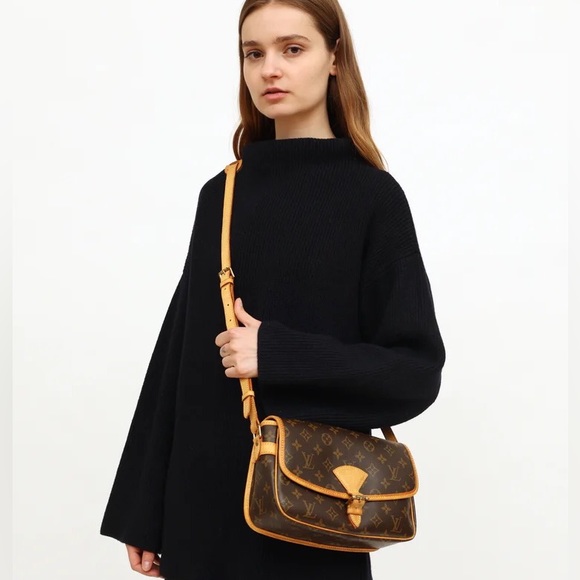 💎DISCONTINUED 💎CROSSBODY LOUIS VUITTON SOLGNE - Picture 2 of 16